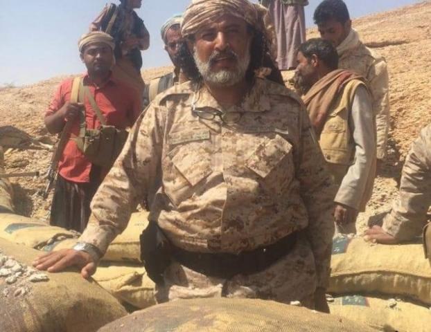 شاهد :  اللواء العكيمي يقاتل في مقدمة صفوف الجيش الوطني بسلاحه الشخصي.. فيديو