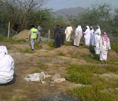 في واقعة مؤلمة شاب خليجي بعد خروجه من زيارة قبر والدته حدثت المفاجأة الصادمة التي أبكت الجميع.. شاهد