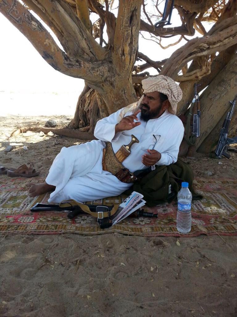 شاهد   : أول ظهور لقائد عملية استعادة معسكر اللبنات يستعرض الغنائم بعد فرار الحوثيين ويوجه رسائل نارية (فيديو)