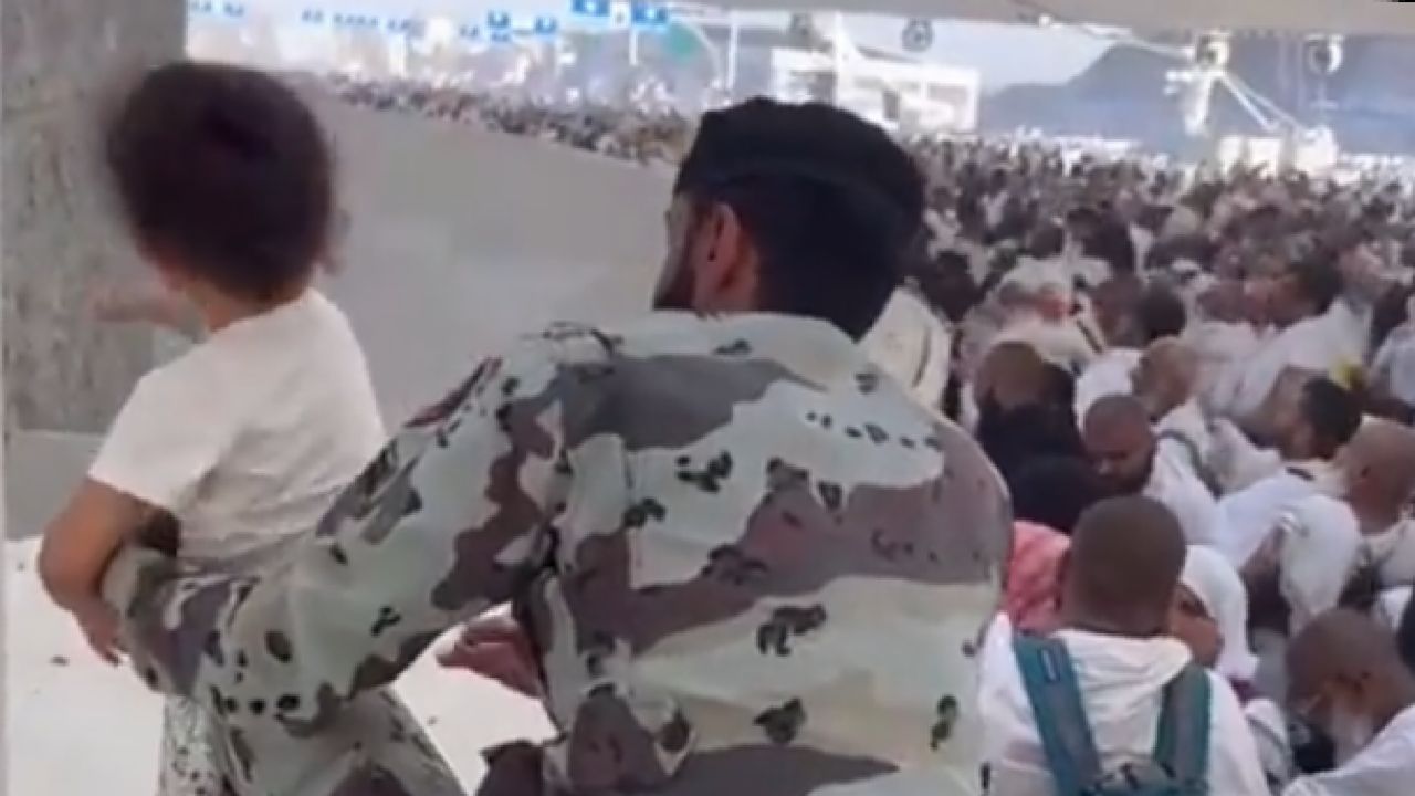 شاهد...ردة فعل مفاجئة لجندي سعودي بعد أن طلب منه أحد الحجاج هذا الطلب الغريب!