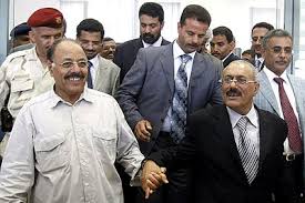 تفاصيل جديدة تكشف لأول مرة أول لقاء استهل بالدموع بين الرئيس الراحل والجنرال الأحمر بعد انشقاق الأخير والمقترح الذي فاجئه به صالح 