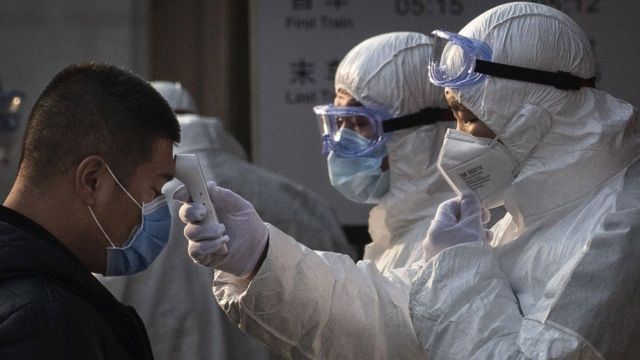 الصين تصعق الجميع وتكشف بالإسم الدولة التي نشرت فيروس كورونا في كل العالم!      