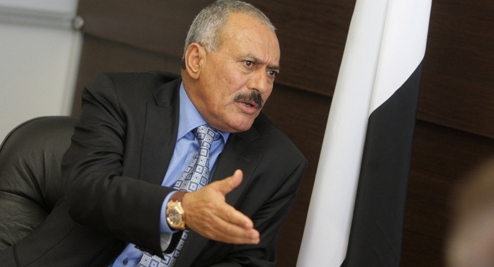 شاهد.. صورة نادرة ظهور علي عبدالله صالح في العاصمة الأريترية للعلاج بعد اصابته بشظيه في احد اضلاعه .. والمفاجأة من رافقه برحلته العلاجية!