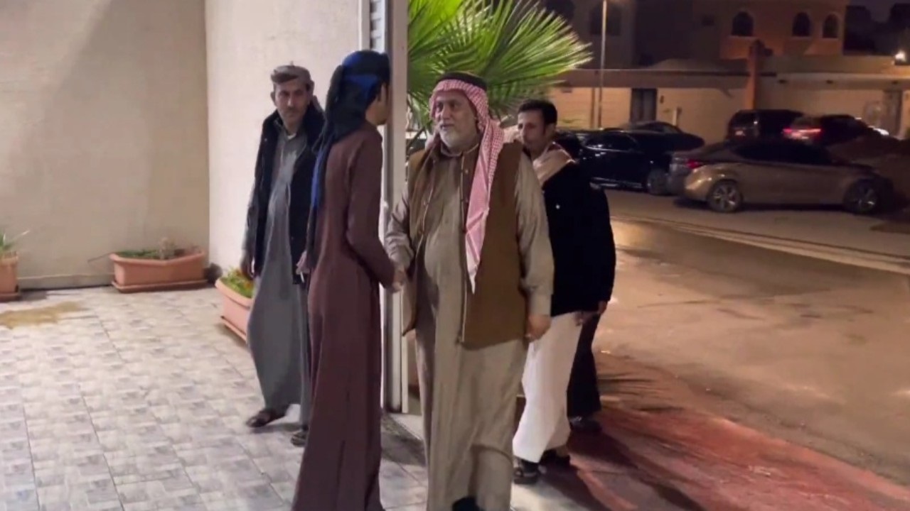 شاهد الفيديو : مواطن في السعودية يفتح منزله لسائقه اليمني بعد وفاة أبيه لإقامة العزاء .. وهذا ماحدث؟