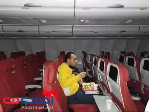 في ظل وجود كل المخاوف من الإصابة بفيروس كورونا .. يمني يسافر إلى الصين بمفرده على طائرة الخطوط الإماراتية ..صورة