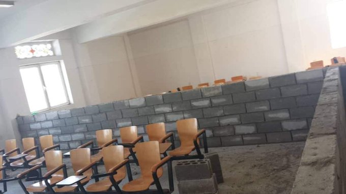 واقعة غير مسبوقة .. شاهد ماذا فعلت مليشيا الحوثي في قاعات الدراسة بالجامعات الحكومية لتكريس عقيدتها بالقوة (صور)