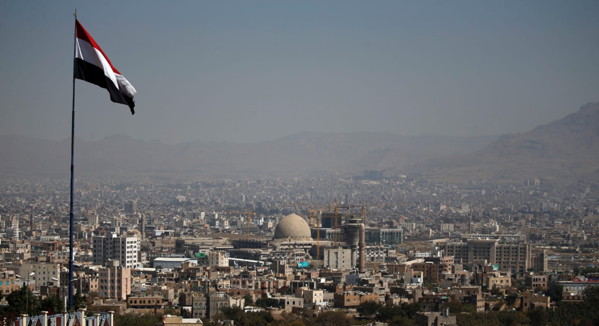 ايران توجه اذرعتها في صنعاء بإنزال أعلام الجمهورية اليمنية من جبال العاصمة (تفاصيل)