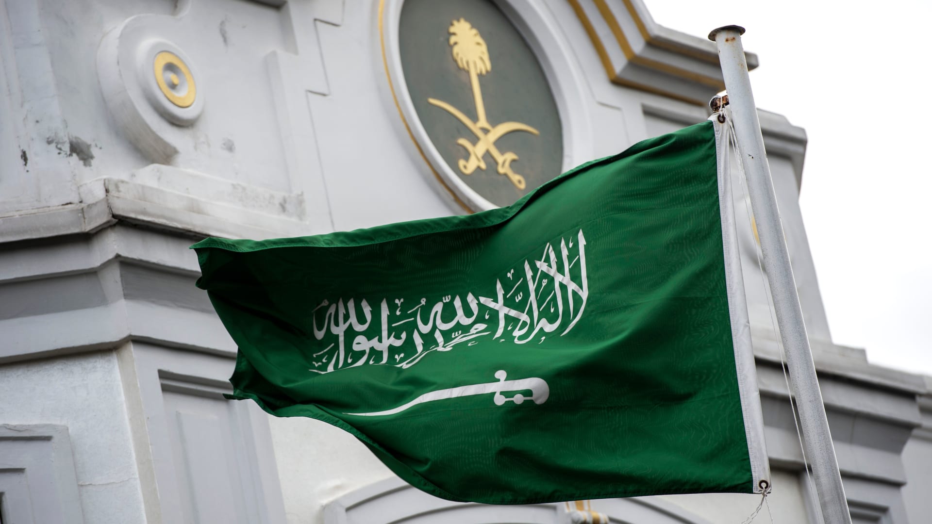 السعودية تعلن إضافة رسوم جديدة على الوافدين شهرياً ابتداءا من هذا التاريخ.. تفاصيل