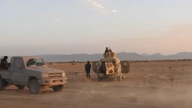 الحوثي يستفيق على نداء استغاثة عاجلة من قلب نيران المعركة .. وهذا هو مصير الطاقم الإعلامي الحوثي  الذي طار فرحاً بنشر أخبار النصر قبل قلب موازين المعركة 