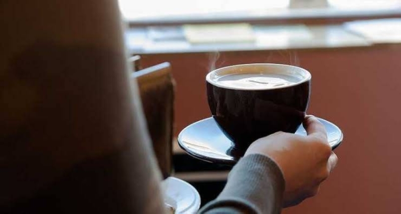 خبراء يكشفون عن أفضل توقيت مثالي لشرب القهوة للشعور بالانتعاش!