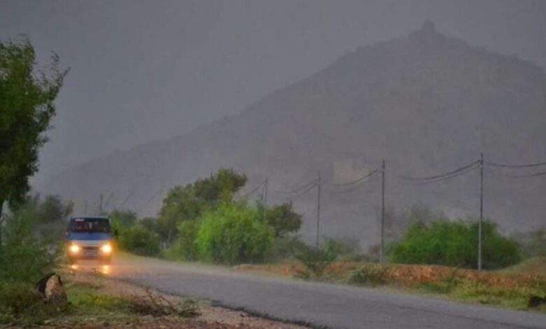 فلكي يمني شهير ينشر جدولاً لفرص هطول الأمطار في اليمن خلال 24 ساعة