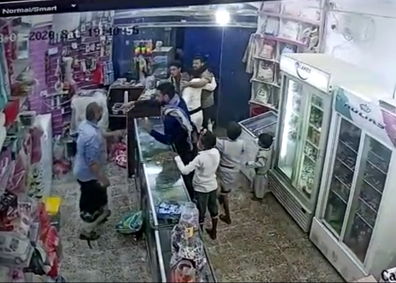 من هو القائد العسكري الكبير  الذي صدم الحاضرين وقام بضرب عامل في إحدى المحلات التجارية وسط مدينة مأرب .. (فيديو)