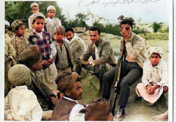 الكشف عن السر الذي أخفى لعشرات السنيين و الشخصية التي صنعت العلاقة الحميمة بين الحمدي وسالمين؟ .. صورة نادرة  