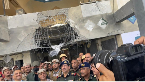 اول صورة للحكومة الجديدة من تحت أنقاض الدمار في مطار عدن .. واعلان التحدي أمام المرحلة الراهنة