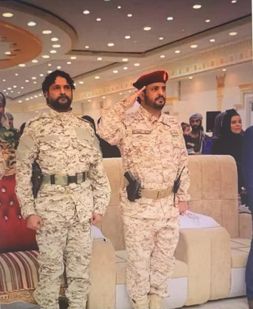 اول صورة حصرية لإحتجاز أبرز قائد عسكري موالي للمجلس الانتقالي قبل قليل في عدن .. وهذه هي التهمة الموجه له