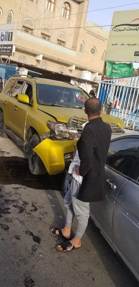شاهد فيديو : شاب متهور يدهس شقيق كابتن المنتخب اليمني " انور السروري "  بطريقة مفجعة في صنعاء