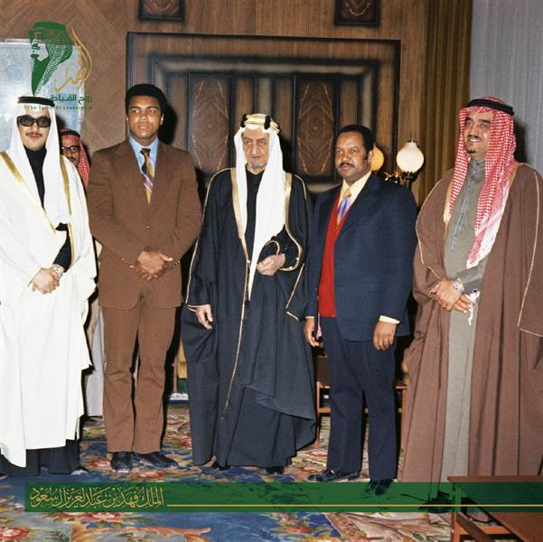صورة تاريخية نادرة للملك فهد والملك فيصل مع الملاكم محمد علي كلاي بالعاصمة السعودية الرياض