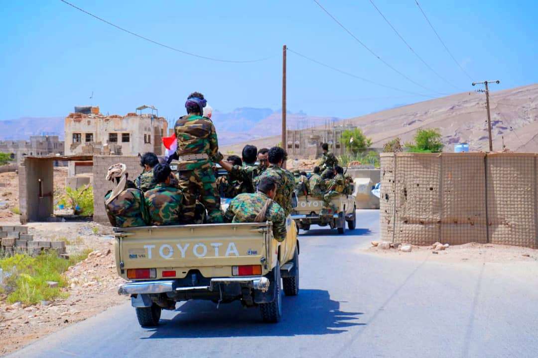 الكشف عن مصير صادم لقيادات عسكرية انشقت عن الشرعية وعادت إلى الحوثيين 