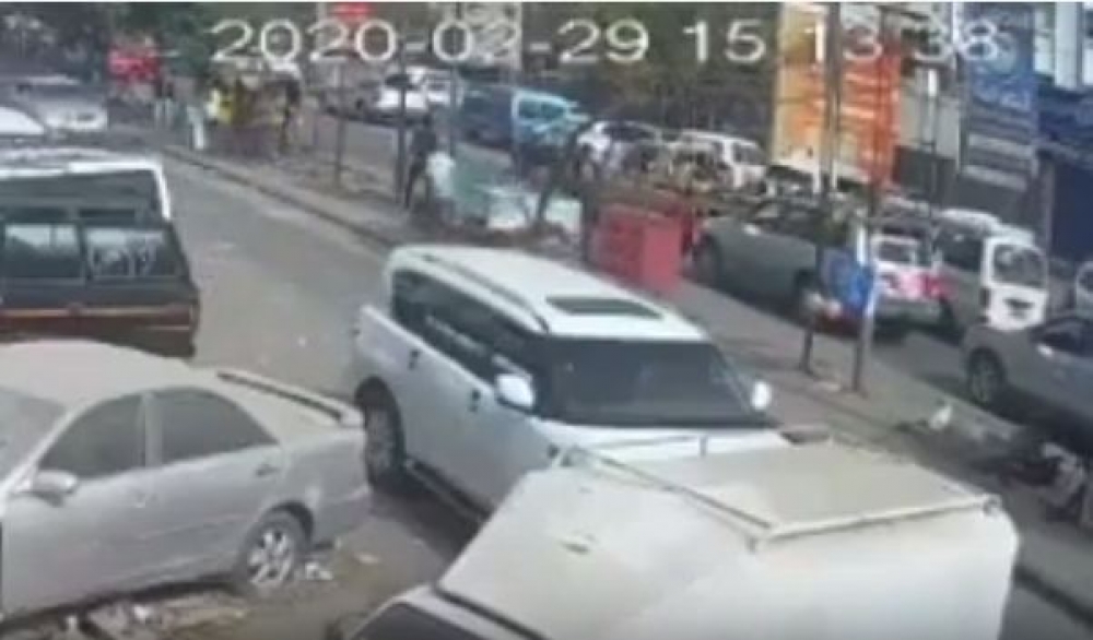 يحدث الان في عدن .. مقتل شاب أمام أعين الجميع من قبل مسلحين عسكريين بمشهد صادم ومؤلم (شاهد الفيديو )
