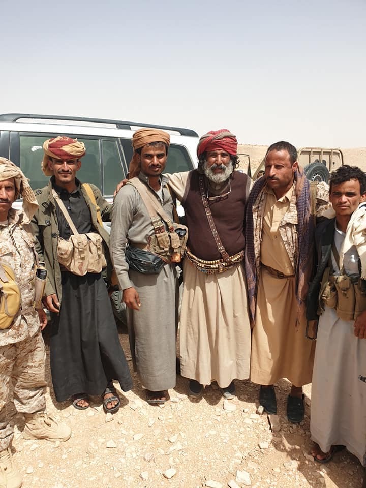 شاهد اول صورة للواء العكيمي بعد سقوط الحزم وسط الجنود وبين أفراد القوات المسلحة 