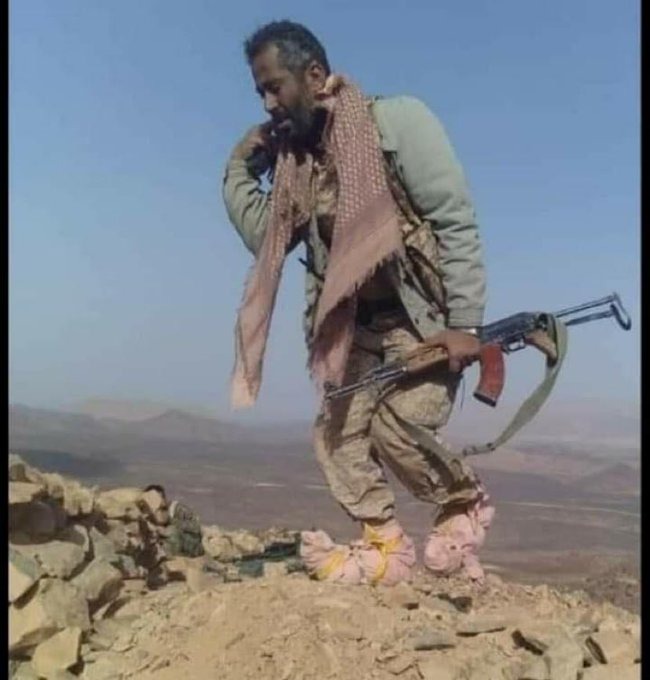 جندي يمني يدهش المقاتلين بهذه الصورة التي أشعلت مواقع التواصل وأجبرت "محمد العرب " بوصفه  بـ عصر الأساطير وهو يقاتل  