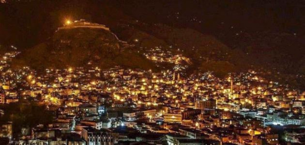 تعز .. طبيب يعرض منزله وممتلكاته للبيع لمغادرة المحافظة بعد تعرضه للتهديد والابتزاز