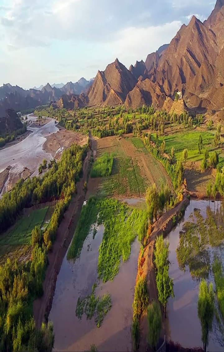 شاهد صورة جنة في قلب الصحراء .. منطققة بمأرب تنفرد بطبيعة خلابة وساحرة تنافس اجمل قرى الريف الانجليزي  تحولت حالياً لساحة حرب ضارية 