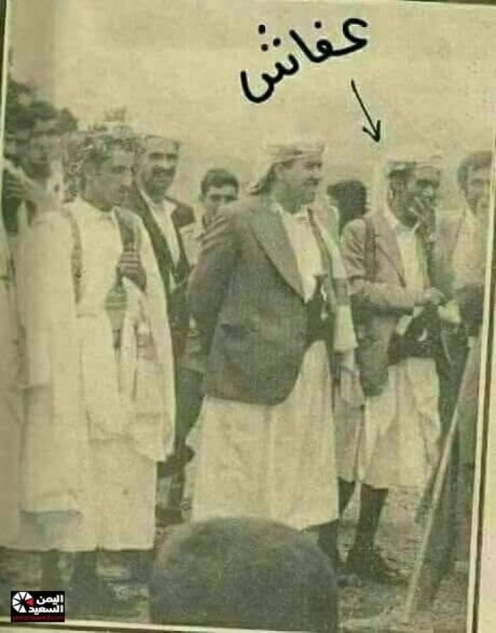 شاهد صورة نادرة جداً للراحل" صالح " مع الرئيس الغشمي ..والغريب فيما كان يرتديه!