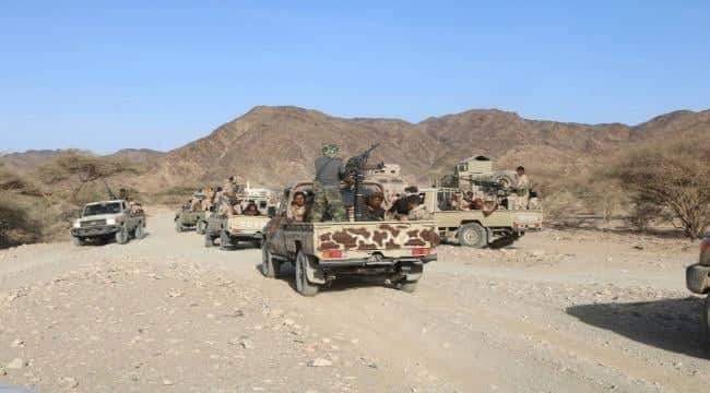 انفجار الوضع عسكرياً واشتباكات قبلية عنيفة تعد الأولى من نوعها في أكثر المحافظات الشرعية حيوية 