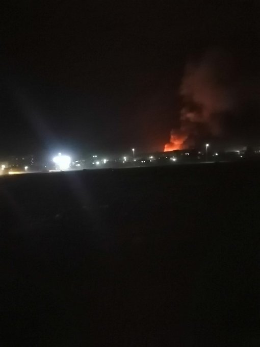 عاجل .. شاهد بالفيديو والصور اولى  تصاعد ألسنة النار جراء انفجارات مخزن أسلحة بمعسكر صحن الجن في مأرب