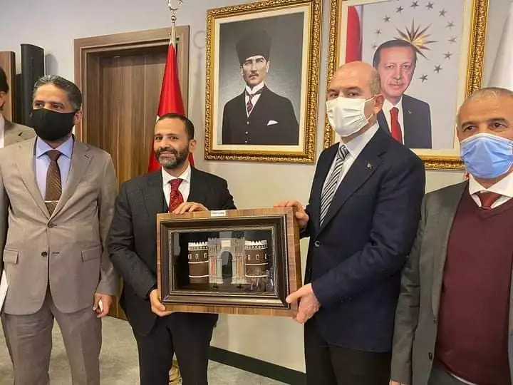 صورة تثير مواقع التواصل لحميد الأحمر مع مسؤل تركي كبير والمفاجأة ماذا كانو يفعلون 