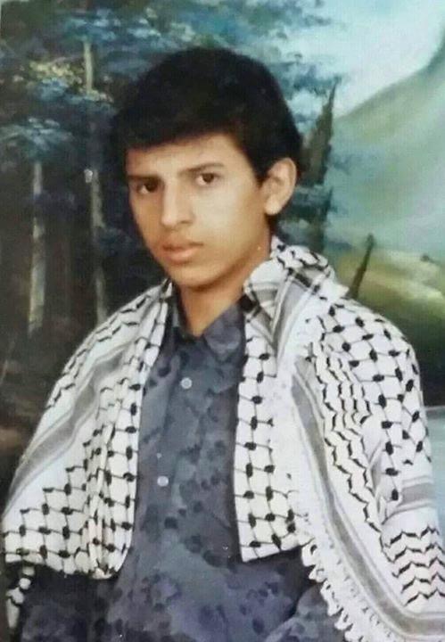 صورة نادرة لـ عبدالملك الحوثي في صعدة قبل بلوغة العشرينات والغريب بالزي الذي كان يرتدية