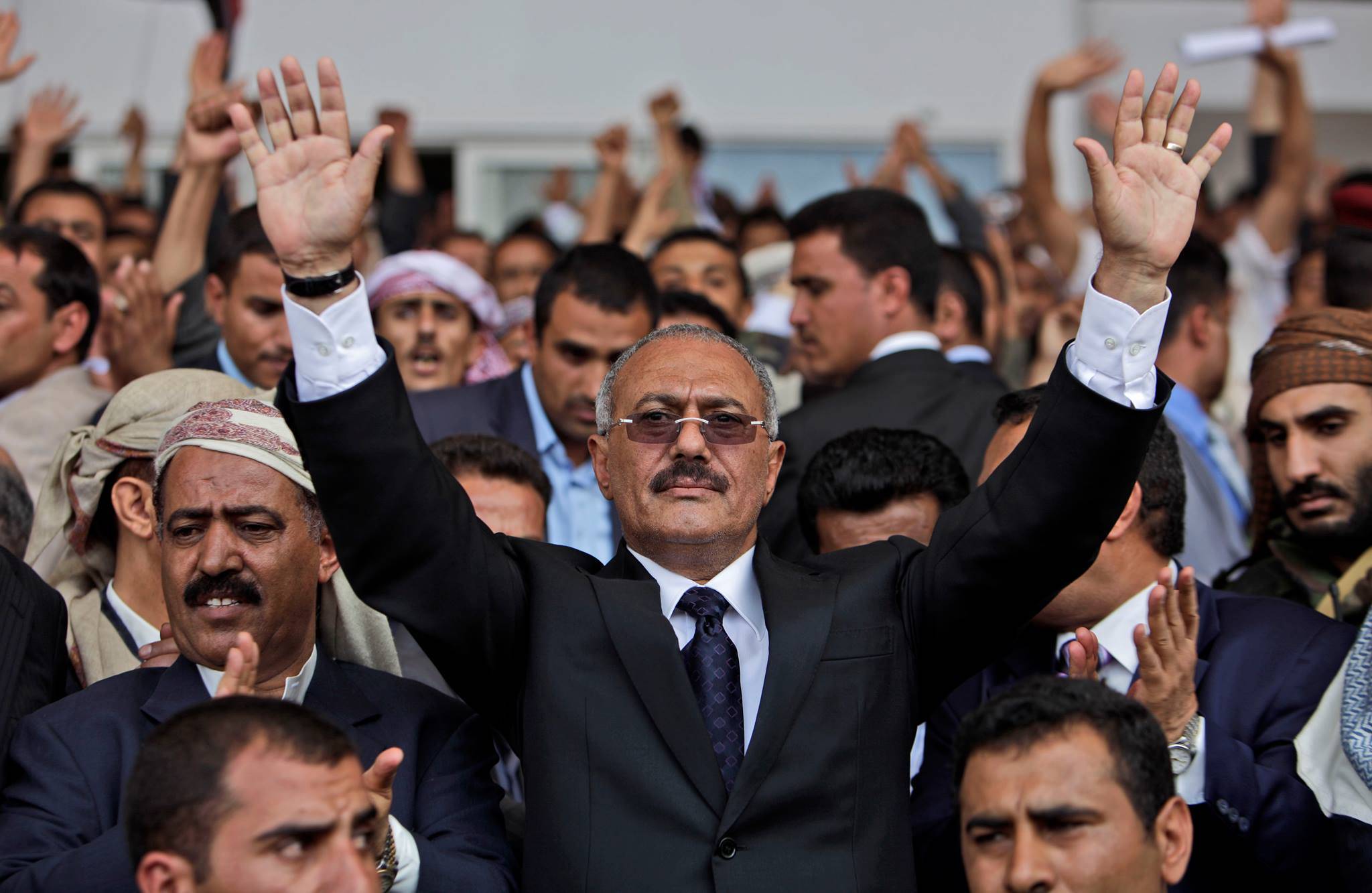 من هو السياسي المحنك الذي لم يفارق الرئيس الراحل وصديقه الحميم الذي إنكسر صالح بعد أن تخلى عنه .. وهذه آخر وصاياه ؟