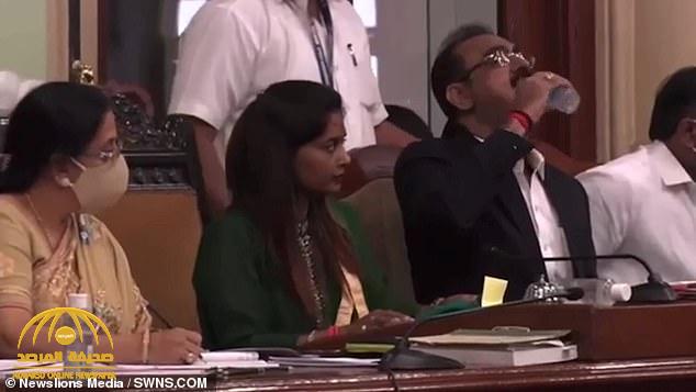 شاهد.. مسؤول هندي يشرب “معقم اليدين” أمام عدسات الكاميرات خلال اجتماع حكومي!