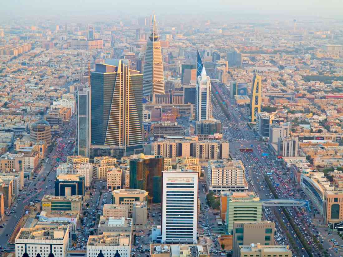 السعودية تزف بشرى كبرى للوافدين وتعلن عن إصدار تأشيرة مجانية للجميع في هذه الحالة