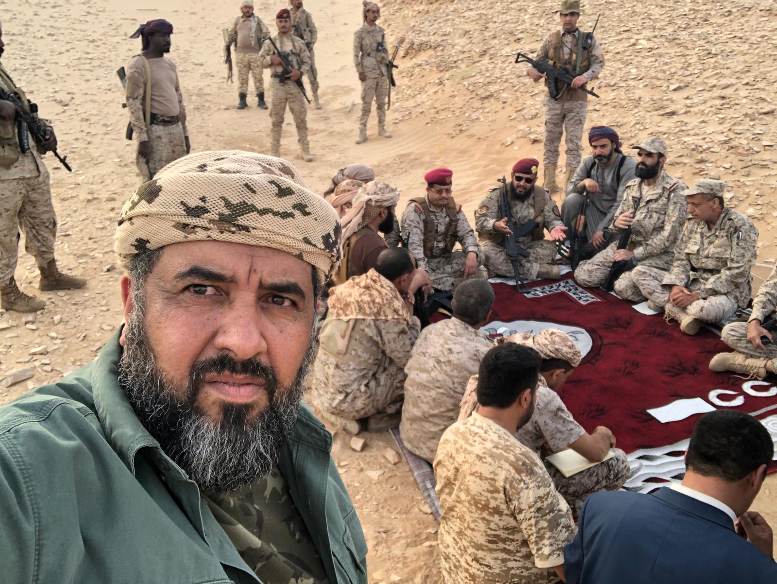 شاهد : هذه الصورة التي أرعبت الحوثيين والعكيمي يتوسطها بعد كل الشائعات الكاذبة 