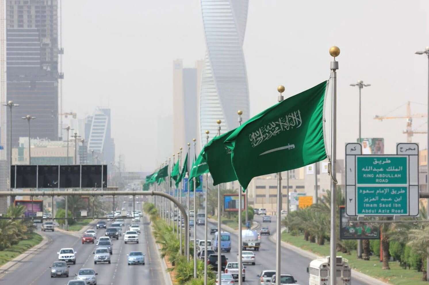 الداخلية السعودية تعفي هذه الفئات الجديدة من الوافدين المغتربين ومنحهم الإقامة الدائمة