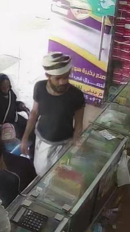 شاهد..لص يحترف طريقة جديدة لا تخطر على بال لسرقة الهواتف بصنعاء