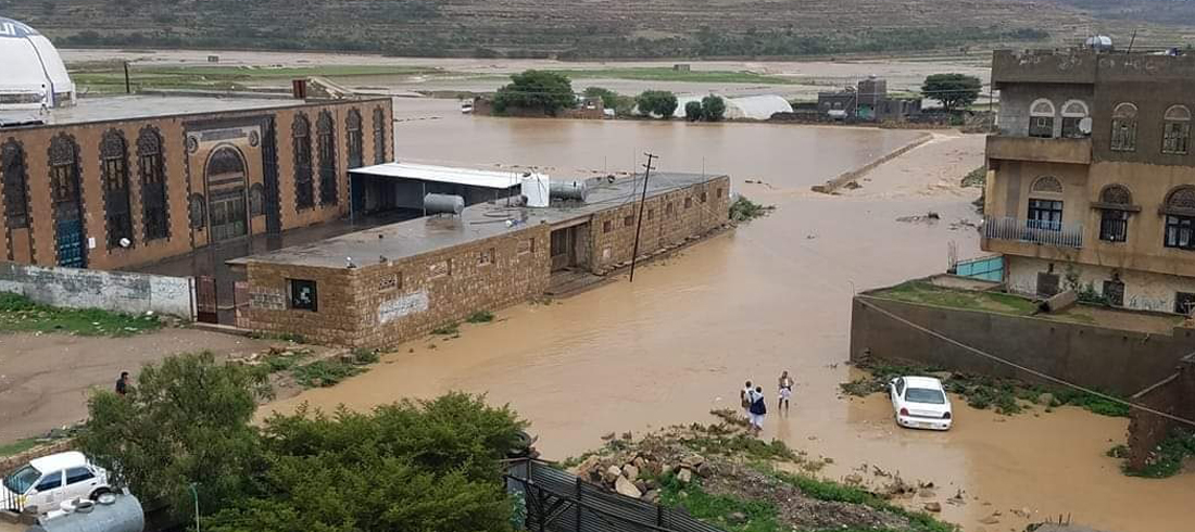 بالفيديو والصور المرعبة .. لحظات تحبس الأنفاس حين انفجر سد الرونة محافظة عمران وأغرق المدينة