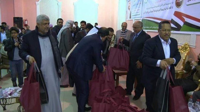 تفاصيل دقيقة وواضحة توضح العيدية لتي تسلمها «بن دغر» وبعض المسؤولين من السعودية ( شاهد الصور )