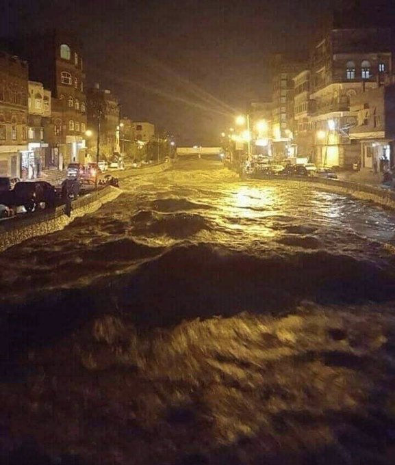بالفيديو: شاهد إنهيار مباني في صنعاء القديمة والجهات الرسمية تطلق نداء عاجل وتحذر