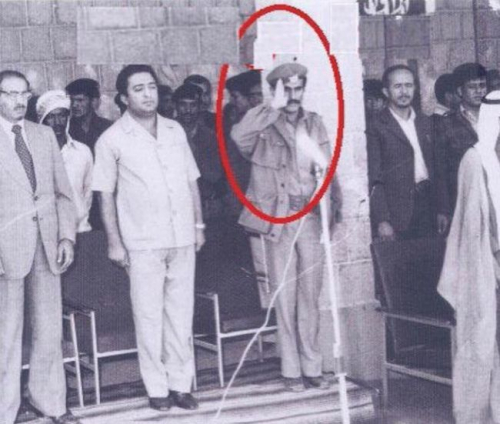 صورة نادرة ومن زوايا أكثر وضوحاً " لـ علي عبدالله صالح " وهو يقوم بهذا العمل أمام الراحل " ابراهيم الحمدي " 