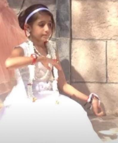  " بنت الاغبري " تودع الحياة خنقاً حتى الموت وسط مشهد كارثي لمساعدة الأم على تعذيب ابنتها من قبل هذا الرجل 