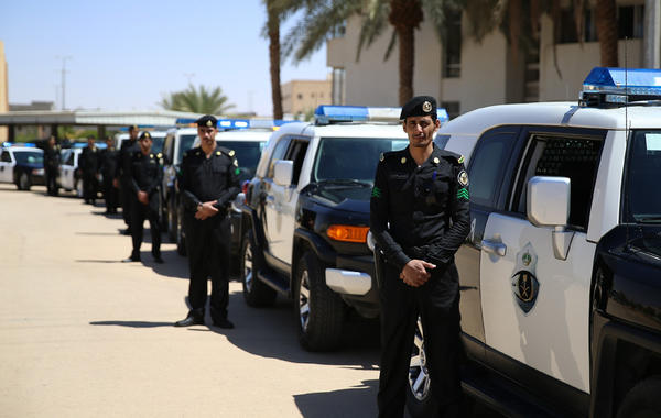 السلطات السعودية تداهم مسكن يمنيين في الرياض .. والمفاجأة ماذا عثروا بحوزتهم ؟ .. تفاصيل 