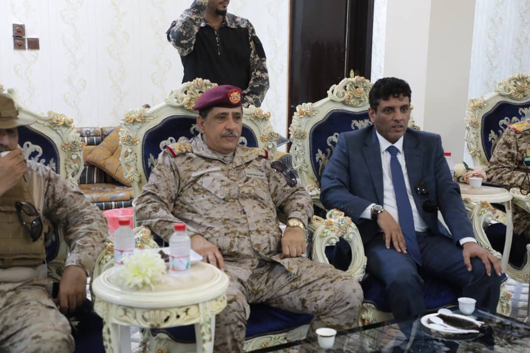  السلطات السعودية تمنع محافظ المهرة ورئيس الأركان السابق مغادرة الرياض