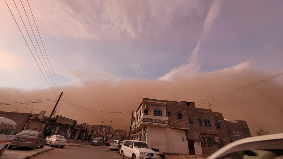 موجة غبار شديدة تجتاح محافظة يمنية تثير الهلع بين المواطنين 