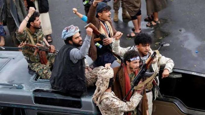 مليشيا الحوثي تستهدف مواقع القوات الحكومية غربي تعز 
