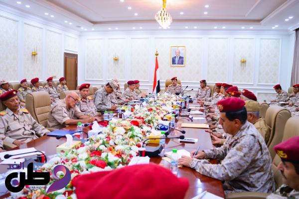 اليمن.. وزير الدفاع يشدد على جاهزية الجيش ويؤكد تأييد المؤسسة العسكرية لإجراءات البنك المركزي