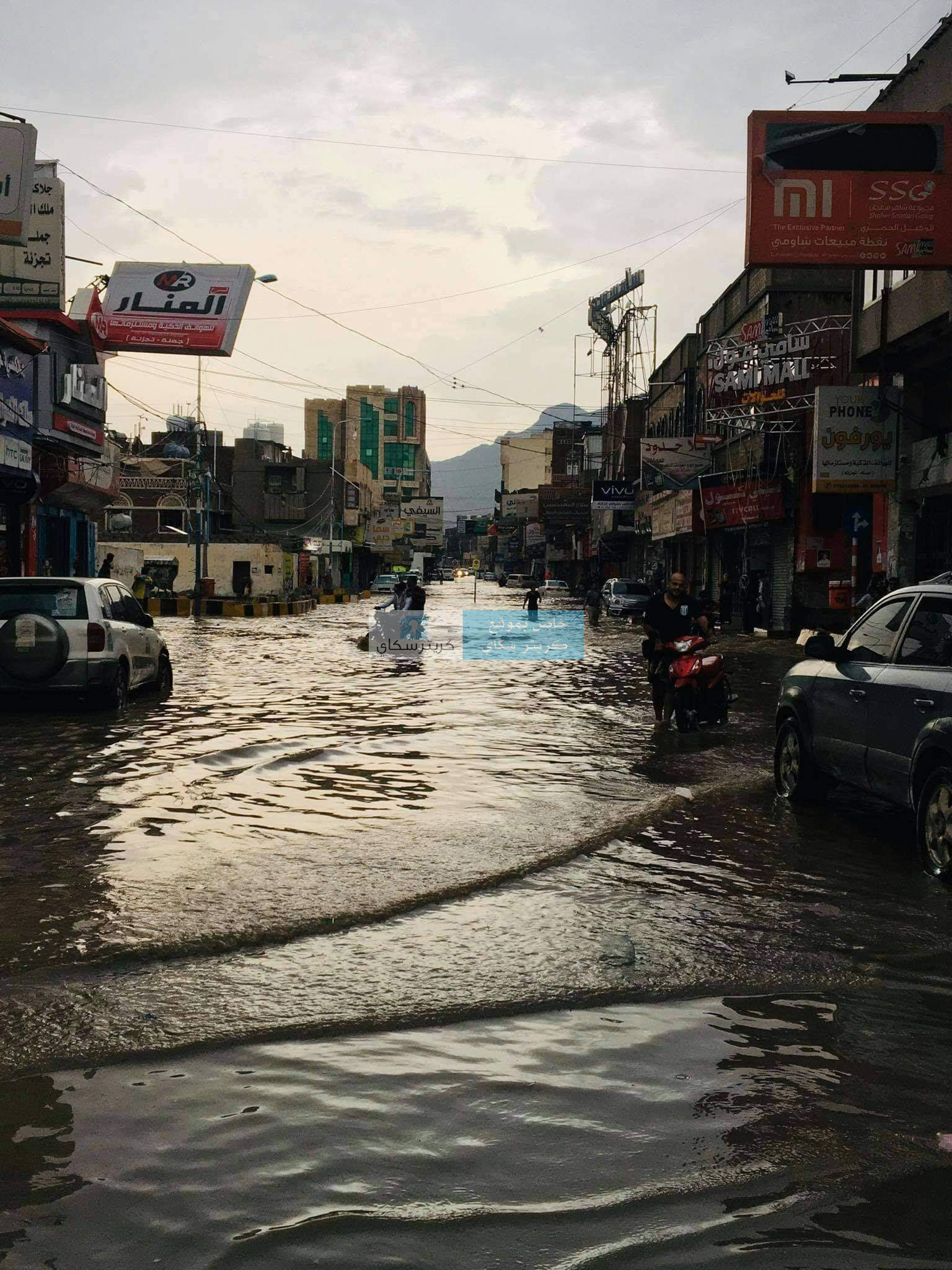 صنعاء الان سيول جارفة ومشاهد مخيفة ولأول مرة تحدث وسط سيول جارفة لكل الشوراع الرئيسية في العاصمة ( مجموعة صور )