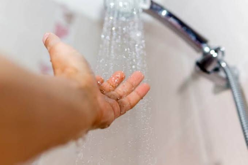 هل الاستحمام بالماء البارد يسبب جلطة الرأس؟..طبيب سعودي يُجيب ويحسم الجدل